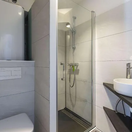 דירה T2 Renove Avec Parking Proche Centre Et Telecabine - Fr-1-401-267 *